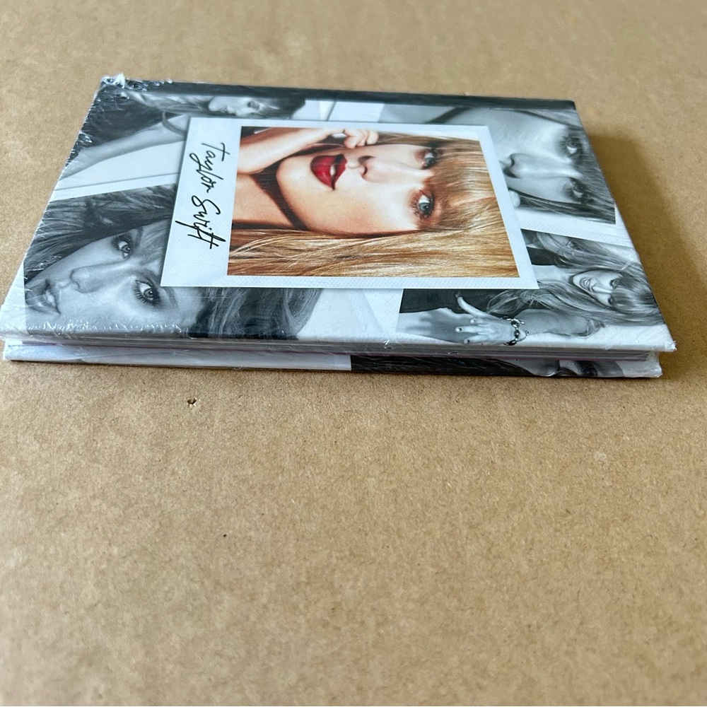 Taylor Swift Collectible Hardcover Book Taylor Swift Spotlight On A Legend Book - Picture 7 of 12